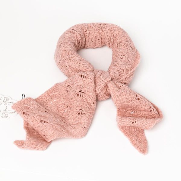 Hovedbilde Rosenvinge strikket triangel skjerf, dus rosa